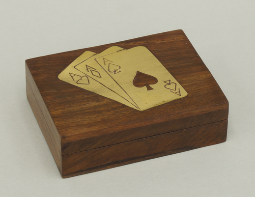 Kolonialne pudełko inkrustowane mosiądzem na talię kart do gry