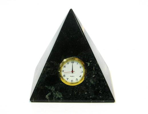 Piramida z zegarkiem z czarnego onyksu 