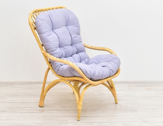 Krzesło z naturalnego z rattanu z podłokietnikami i poduszką