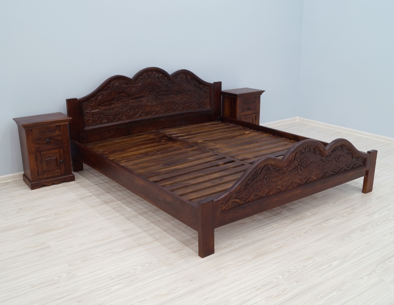 rzeźbione łóżko egzotyczne z szafkami nocnymi