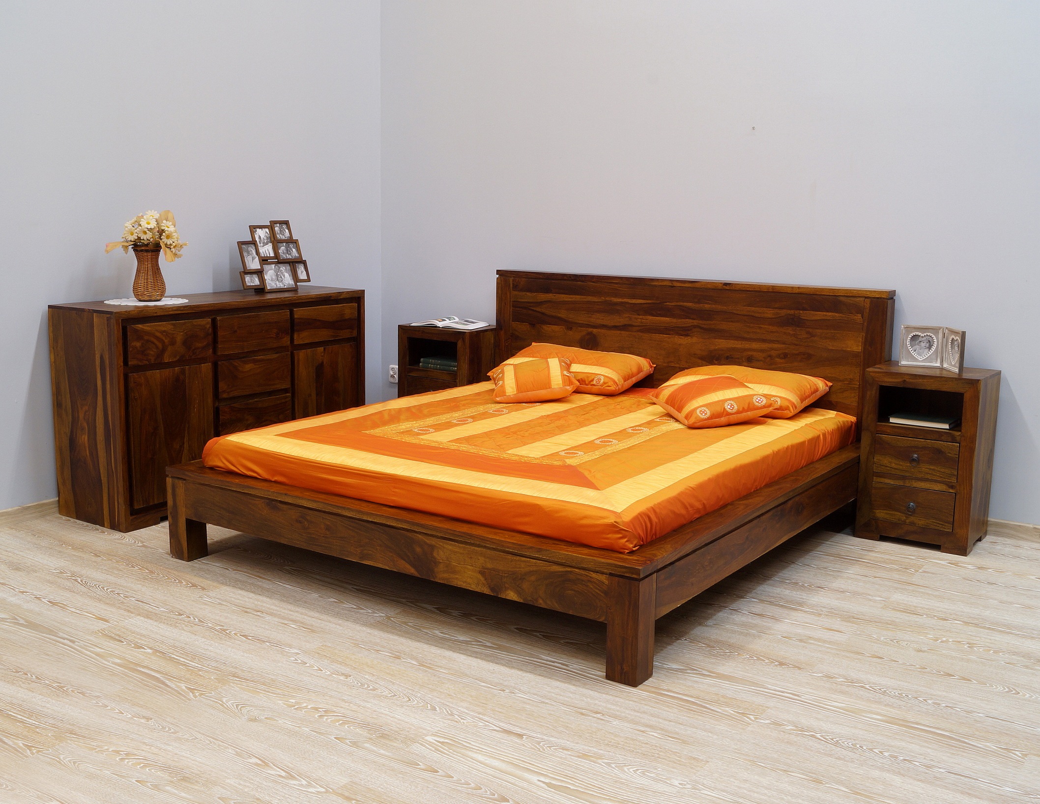 łóżko z drewna palisandru indyjskiego
