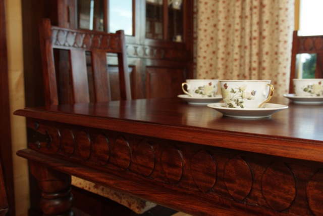 kolonialne stół i krzesła z palisandru indyjskiego w mahoniowym odcieniu brązu