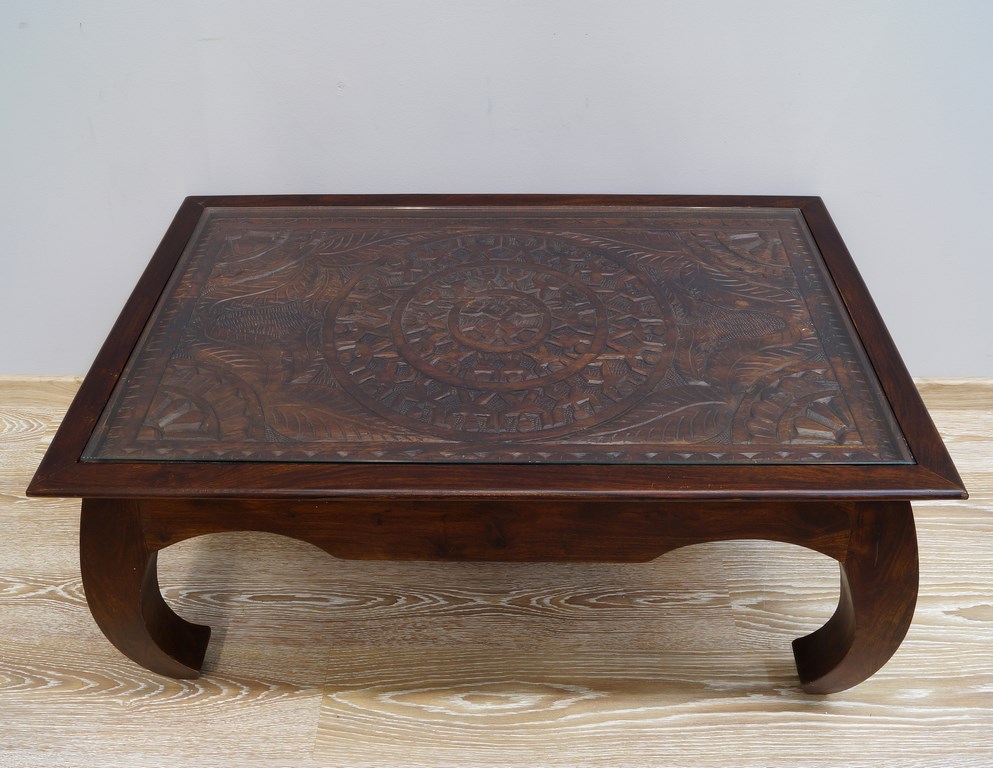 kolonialny stolik rzeźbiony z giętymi nogami w stylu opium i szybą wpuszczaną w blat