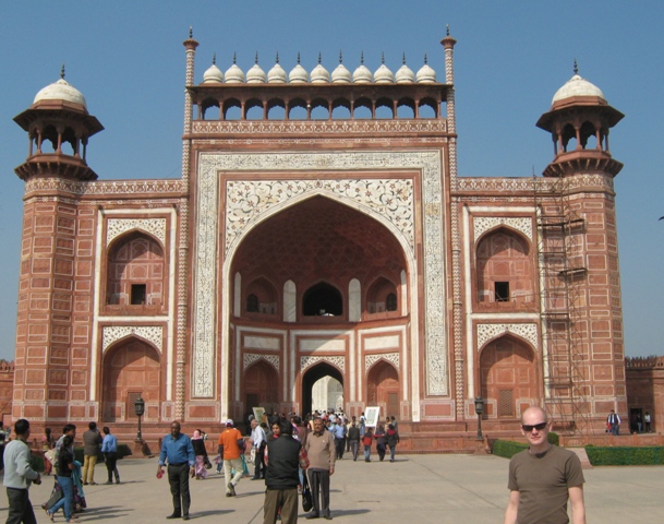 Wejście do Taj Mahal-wielka brama, symbolizująca wrota do Raju