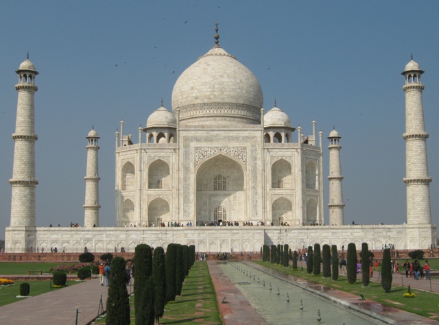 Taj Mahal z widocznym kanałem wodnym i fontannami