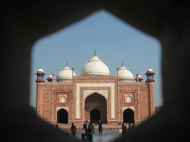 Budowla która zwana jest Mehman Khana, położona z prawej strony mauzoleum, ujęcie przez ażurowe okno w Taj Mahal