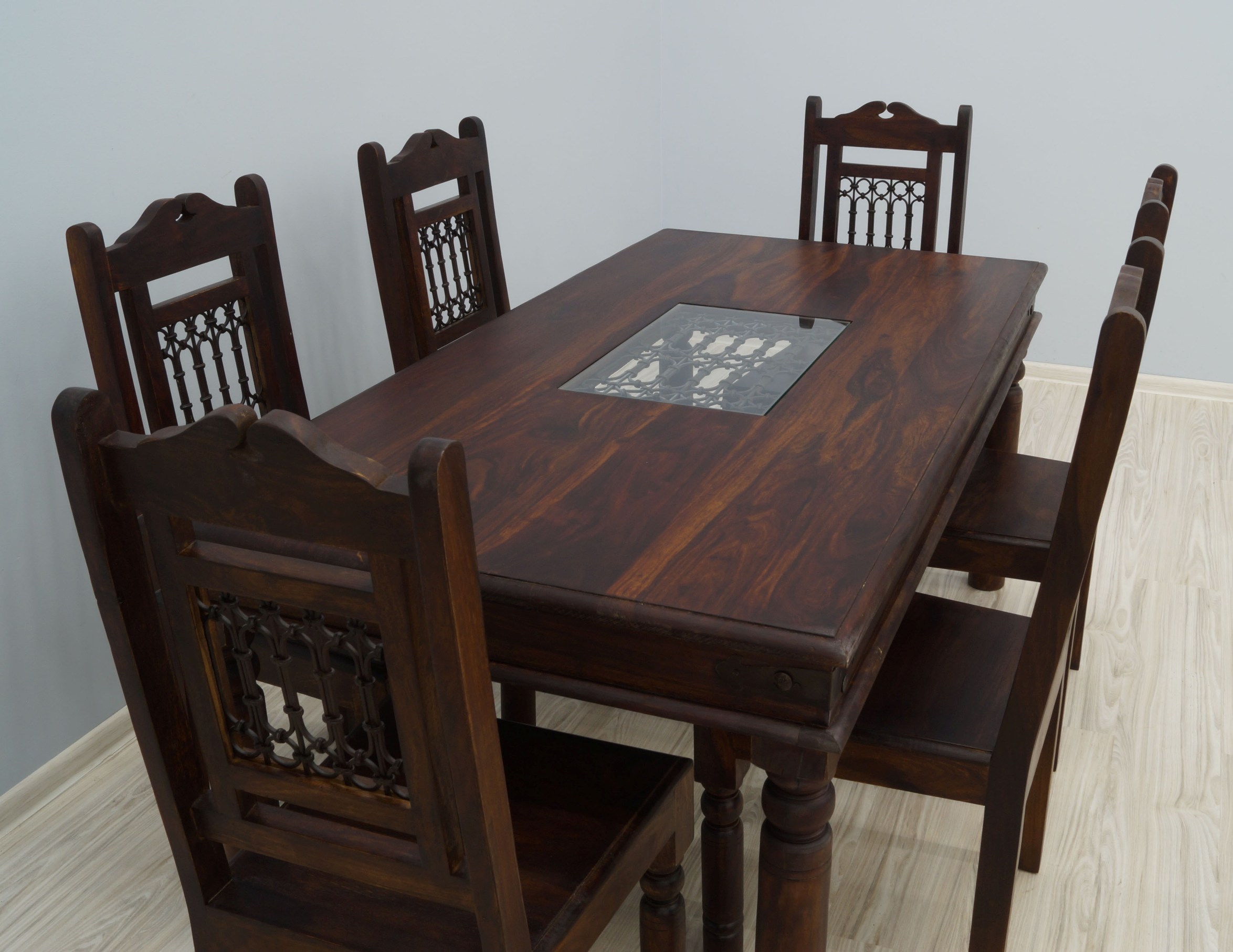 stół i krzesła z palisandru indyjskiego w kolorze mahoniowym z metaloplastyką