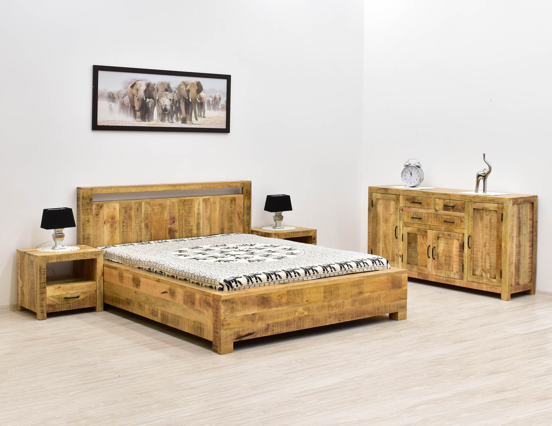 Sypialnia kolonialna z litego drewna mango w stylu loft: łóżko, szafki nocne, komoda.