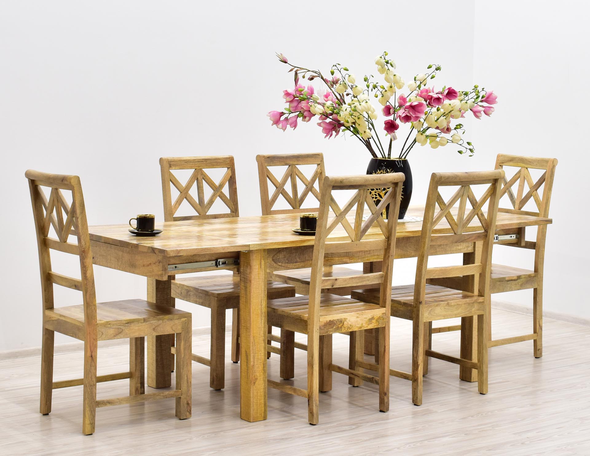 Kolonialny komplet obiadowy z litego drewna mango: rozkładany stół + 6 indyjskich krzeseł w stylu loft.