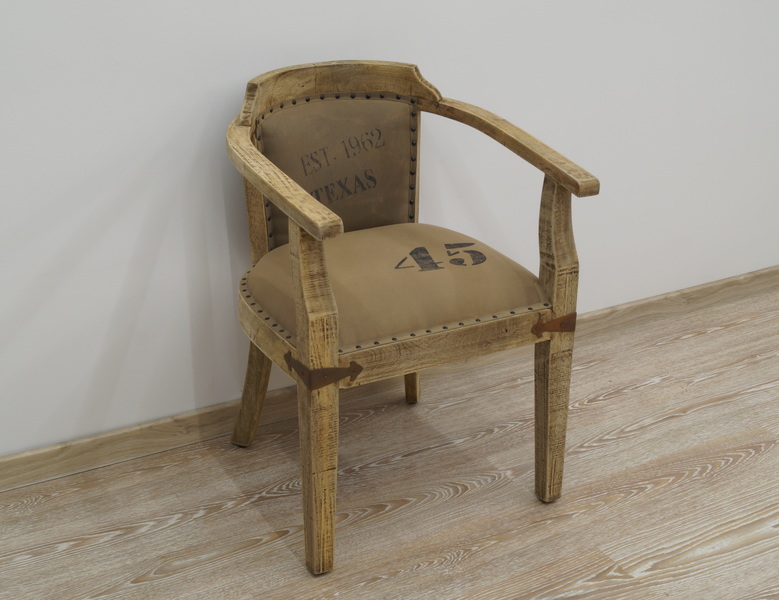 fotel kolonialny tapicerowany tkaniną w stylu Loft