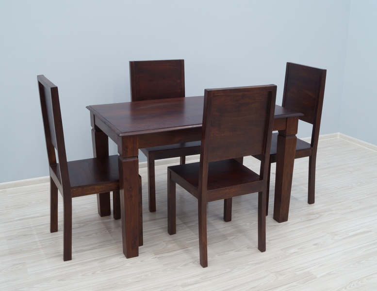niewielki stół z krzesłami w kolorze mahoniowym