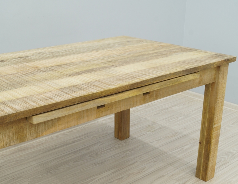 Stół z litego drewna mango w wersji złożonej.